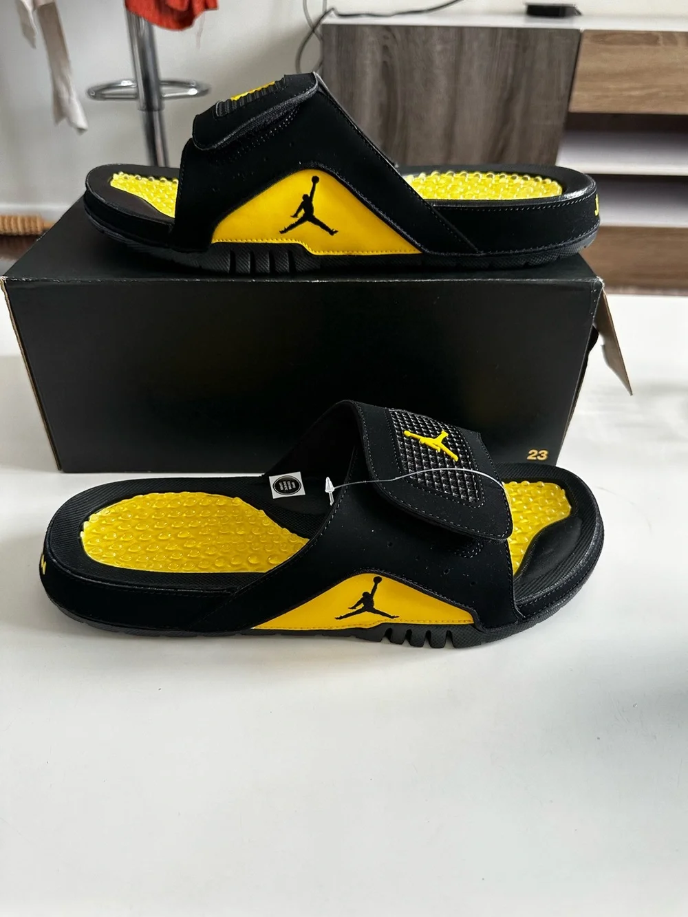 Nike Jordan Hydro IV Retro Slides Sandals tour Yellow Mens Size 11 US NEW